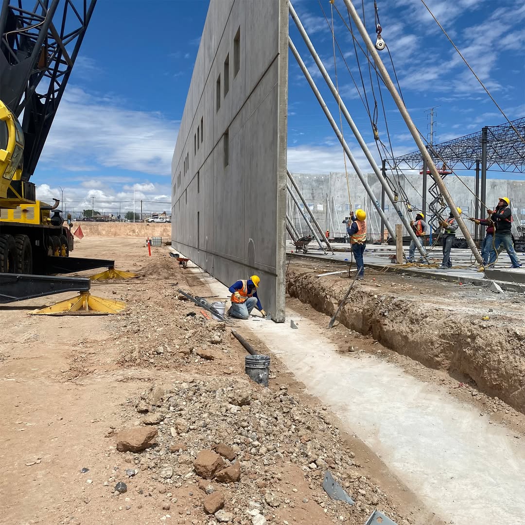 Estructura de nave industrial en progreso